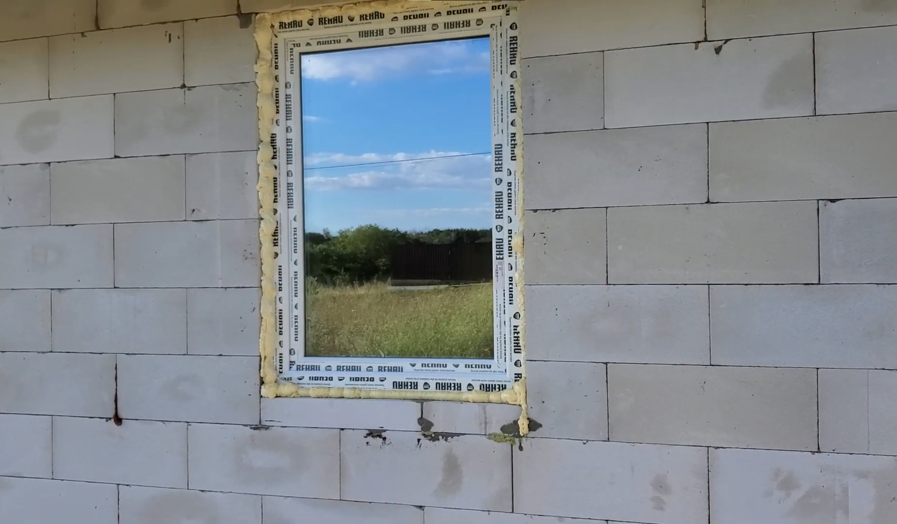 Монтаж одностворчатого окна в частный дом